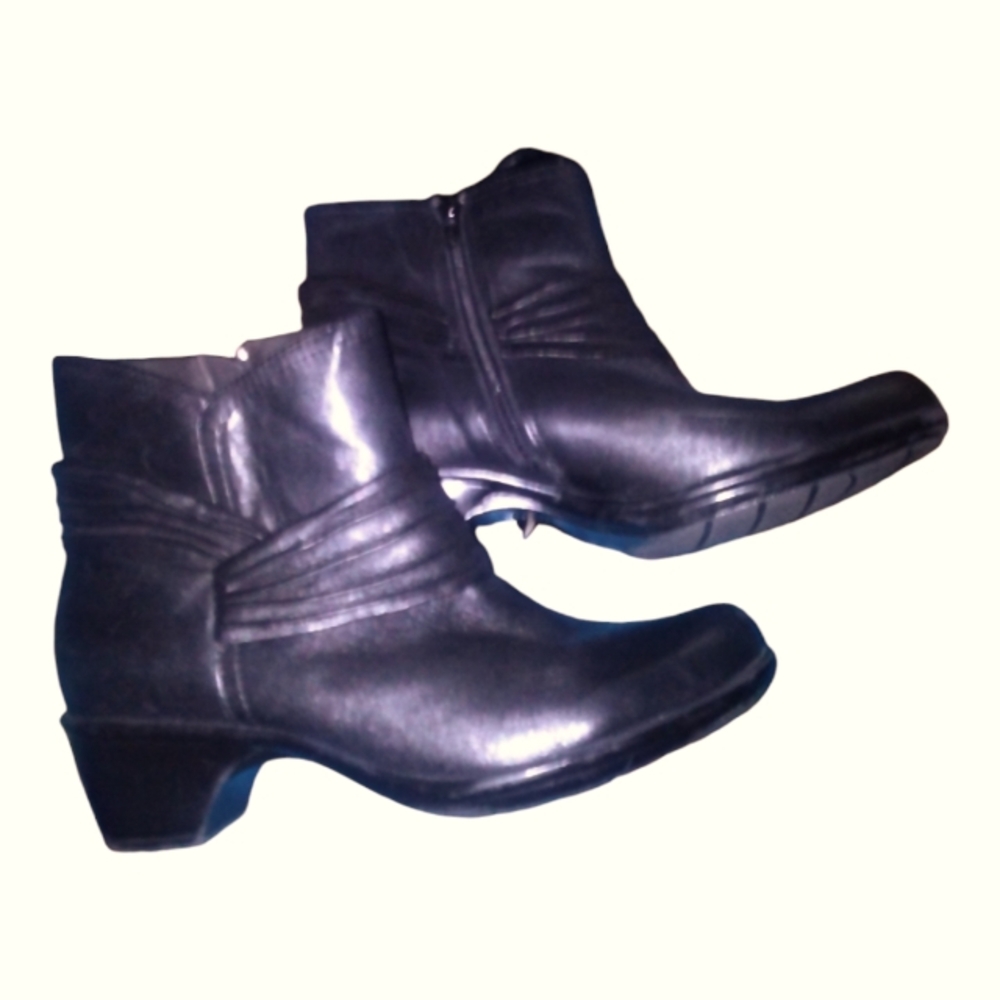 Clark's Black leather ankle Boots. Size  7,.5w  Like new condition.